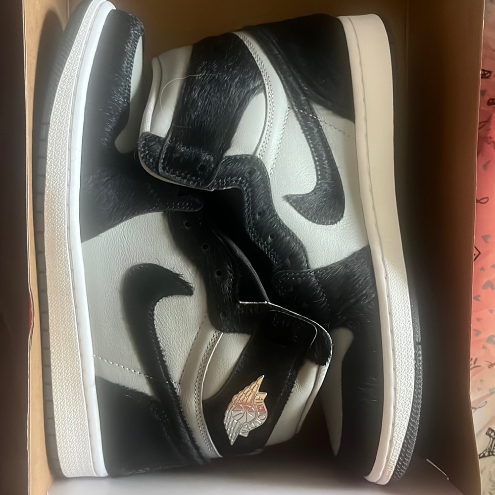 Nike woman’s air Jordan’s 1 retro size 10.5